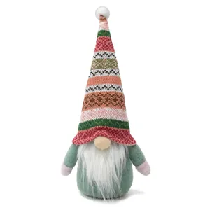 Gedetailleerd overzicht van een kerstkabouter met een lange, kleurrijke gebreide muts.