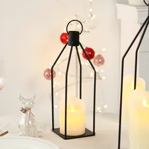 Vista dettagliata di una lanterna in ferro nero minimalista con calda candela LED