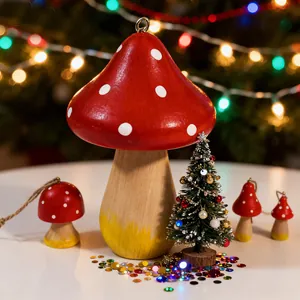 Nahaufnahme von rot-weißen hölzernen Pilz-Weihnachtsornamenten in festlicher Kulisse