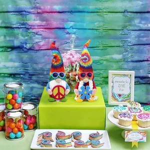 Zomerse tie-dye kabouterknuffels met zonnebril in een kleurrijke feestopstelling