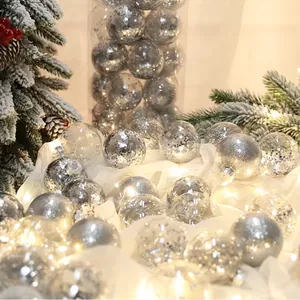 Palline di Natale argento con glitter e paillettes su sfondo festivo innevato luccicanti