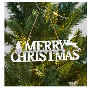 Detailansicht von weißem und silbernem Glitzer Merry Christmas Anhänger am Baum