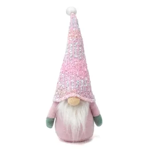 Kerstkabouter pop met roze gebreide muts met pailletten en lange witte pluche baard