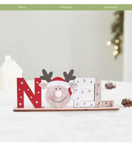 Detail einer hölzernen NOEL-Tischdekoration mit einem süßen Rentiergesicht und Weihnachtsmütze