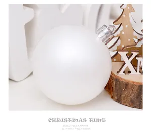 Dettaglio di una pallina di Natale bianca opaca da 6 cm con cappuccio di sospensione argento
