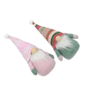 Set van twee gezichtsloze kerstkabouters met gebreide mutsen en lange witte baarden