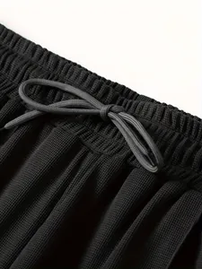 Detailaufnahme von schwarzem Waffelstrick-Sportgewebe mit verstellbarem Kordelzug