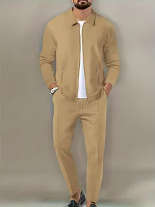 Herren Waffelstrick Trainingsanzug Set in Khaki mit Reißverschlussjacke und schmaler Hose.