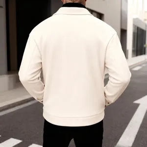 Achteraanzicht van een gebroken witte wollen herenjas met reverskraag en minimalistisch
