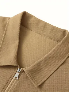 Makroaufnahme der Waffelstrickstruktur am Kragen einer Herrenjacke mit Reißverschluss.