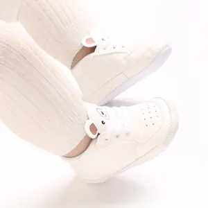 Baskets blanches pour bébé avec motif ours mignon pour nourrissons de 6-12 mois.