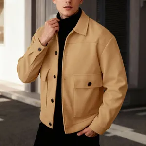 Wollen herenjas in camelkleur met grote opgestikte zakken en stoere workwear-stijl.