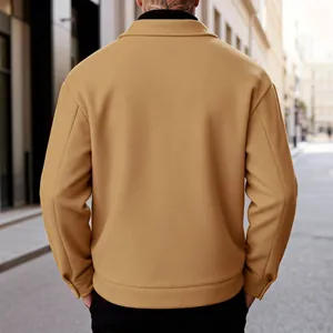 Achteraanzicht van een premium camel wollen herenjas met klassieke revers en workwear stijl.