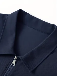Nahaufnahme einer dunkelblauen Herren-Sportjacke mit Waffelstruktur und Reverskragen