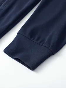 Detailansicht des dunkelblauen Waffelstrickbündchens an der Herrenjacke