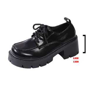 Détail d'un mocassin noir à plateforme indiquant précisément une hauteur de talon de 6 cm
