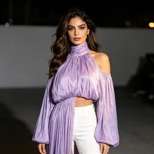 Detailaufnahme eines lavendelfarbenen Falten-Halter-Tops mit elegantem Off-Shoulder-Design