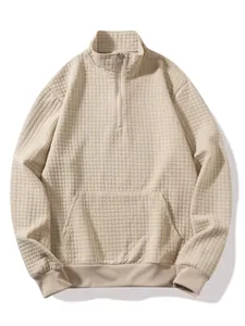 Detailansicht des beigen Waffelstrick-Sweatshirts mit halbem Reißverschluss