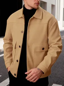 Stijlvol heren wollen jack in khaki met omslagkraag en handige klepzakken.