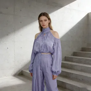 Elegantes lila Neckholder-Top mit passender weit geschnittener Hose in industrieller Umgebung