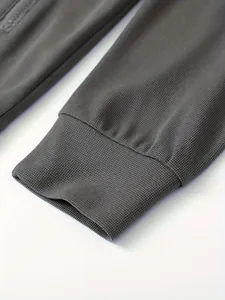 Detailaufnahme eines dunkelgrauen Ärmelbündchens mit Waffelstruktur für Herrenjacken