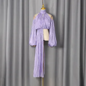 Detail der fliederfarbenen Neckholder-Bluse mit asymmetrischem Saum und Off-Shoulder