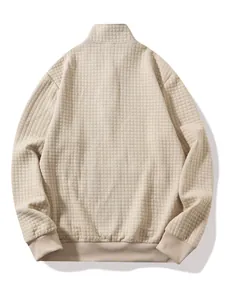 Rückansicht eines beigen Sweatshirts mit Waffelstrick, Stehkragen und Rippbündchen für Herren