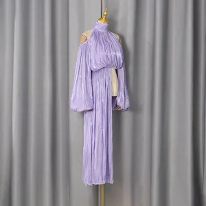 Detailansicht eines lila schimmernden Halterneck-Oberteils mit unregelmäßigem Saum