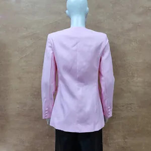 Rückansicht eines taillierten hellrosa Damenblazers mit eleganten Knopfmanschetten