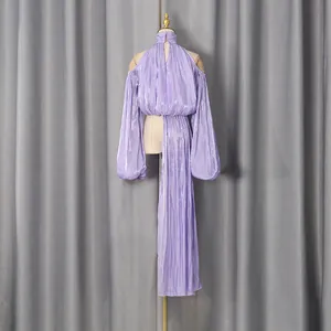 Rückansicht der eleganten lila Neckholder-Bluse mit Plissee und unregelmäßigem Fall.