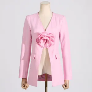 Eleganter rosa Blazer für Damen mit großer 3D-Blume und einem asymmetrischen Saum