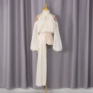 Elegantes weißes Neckholder-Oberteil mit asymmetrischem Faltenwurf und Off-Shoulder.