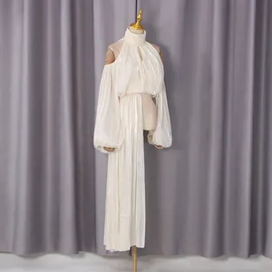 Detailansicht der weißen glänzenden Halter-Bluse mit langem asymmetrischem Paneel.