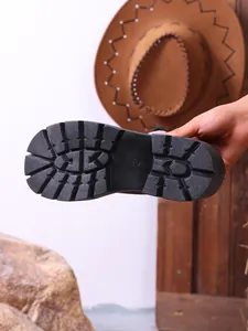 Vue détaillée de la semelle plateforme antidérapante des mocassins à talons épais