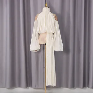 Detaillierte Rückansicht einer schimmernden weißen Neckholder-Bluse mit langem Saum