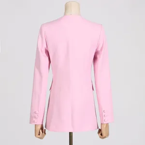 Rückansicht eines stilvollen rosa taillierten Blazers für Damen mit figurbetonter Passform