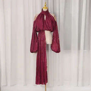 Detail des weinroten Neckholder-Tops mit unregelmäßigem Faltenwurf und Off-Shoulder