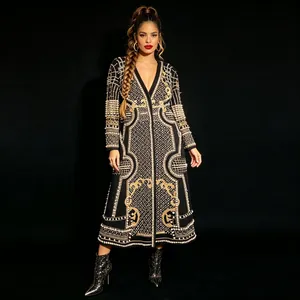 Dettaglio di un cappotto di lusso con stampe dorate e ricami di perle