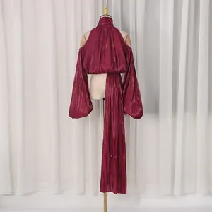 Burgunderrotes Falten-Neckholder-Top mit freien Schultern und asymmetrischem Fall
