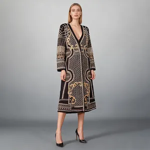 Elegante cappotto nero lungo con pregiati ricami dorati e decorazioni di perline