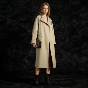 Vista a figura intera di un classico trench lungo beige da donna in uno studio professionale