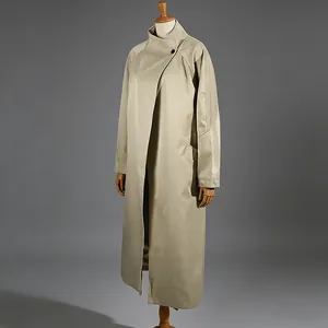 Dettaglio ravvicinato di un elegante trench lungo kaki su un manichino per la moda primaverile.