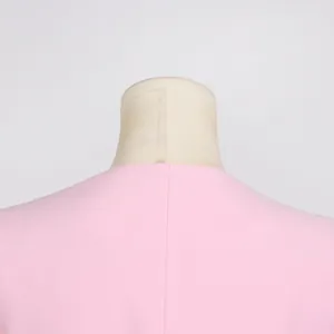 Detaillierte Nahaufnahme des rosa Blazers am Halsausschnitt und an den Nähten