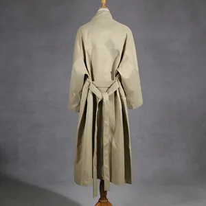 Vista posteriore dettagliata di un trench beige lungo da donna in stile britannico