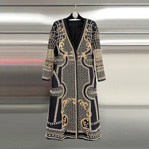 Dettaglio ricamo di lusso con perline e oro su un elegante cappotto lungo nero da donna