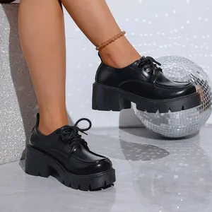 Mocassins à plateforme noirs de style britannique avec lacets et semelle épaisse