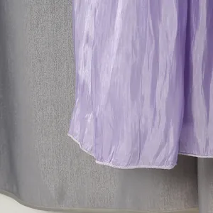 Nahaufnahme von lavendelfarbenem Crinkle-Stoff mit Faltenstruktur und Saumstichdetails