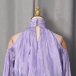 Detailansicht der lila glänzenden Neckholder-Bluse mit eleganter plissierter Drapierung
