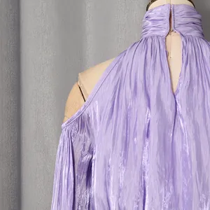 Detailansicht eines lila plissierten Neckholder-Tops mit elegantem schulterfreiem Design