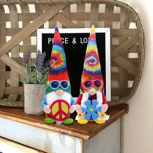 Paar tie-dye zomerkabouters met zonnebril die vrede- en bloemtekens vasthouden.